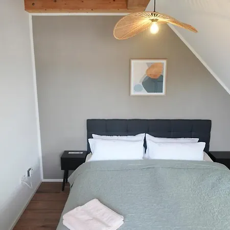 Haus Fuer 8 Gaeste Mit Garten Und Parkplatz In Ruhiger Lager Augsburg