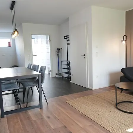 Haus Fuer 8 Gaeste Mit Garten Und Parkplatz In Ruhiger Lager Lägenhet Augsburg