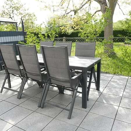 Haus Fuer 8 Gaeste Mit Garten Und Parkplatz In Ruhiger Lager