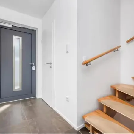 Haus Fuer 8 Gaeste Mit Garten Und Parkplatz In Ruhiger Lager * Augsburg