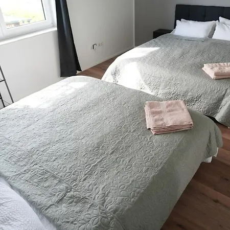 Lägenhet Haus Fuer 8 Gaeste Mit Garten Und Parkplatz In Ruhiger Lager Augsburg