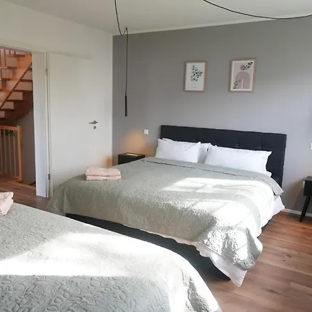 Lägenhet Haus Fuer 8 Gaeste Mit Garten Und Parkplatz In Ruhiger Lager *
