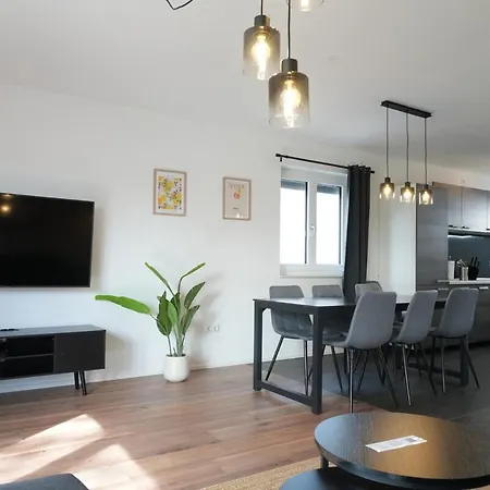 Haus Fuer 8 Gaeste Mit Garten Und Parkplatz In Ruhiger Lager