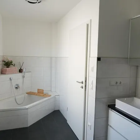 Haus Fuer 8 Gaeste Mit Garten Und Parkplatz In Ruhiger Lager *