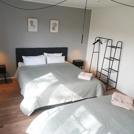 Haus Fuer 8 Gaeste Mit Garten Und Parkplatz In Ruhiger Lager Lägenhet Augsburg